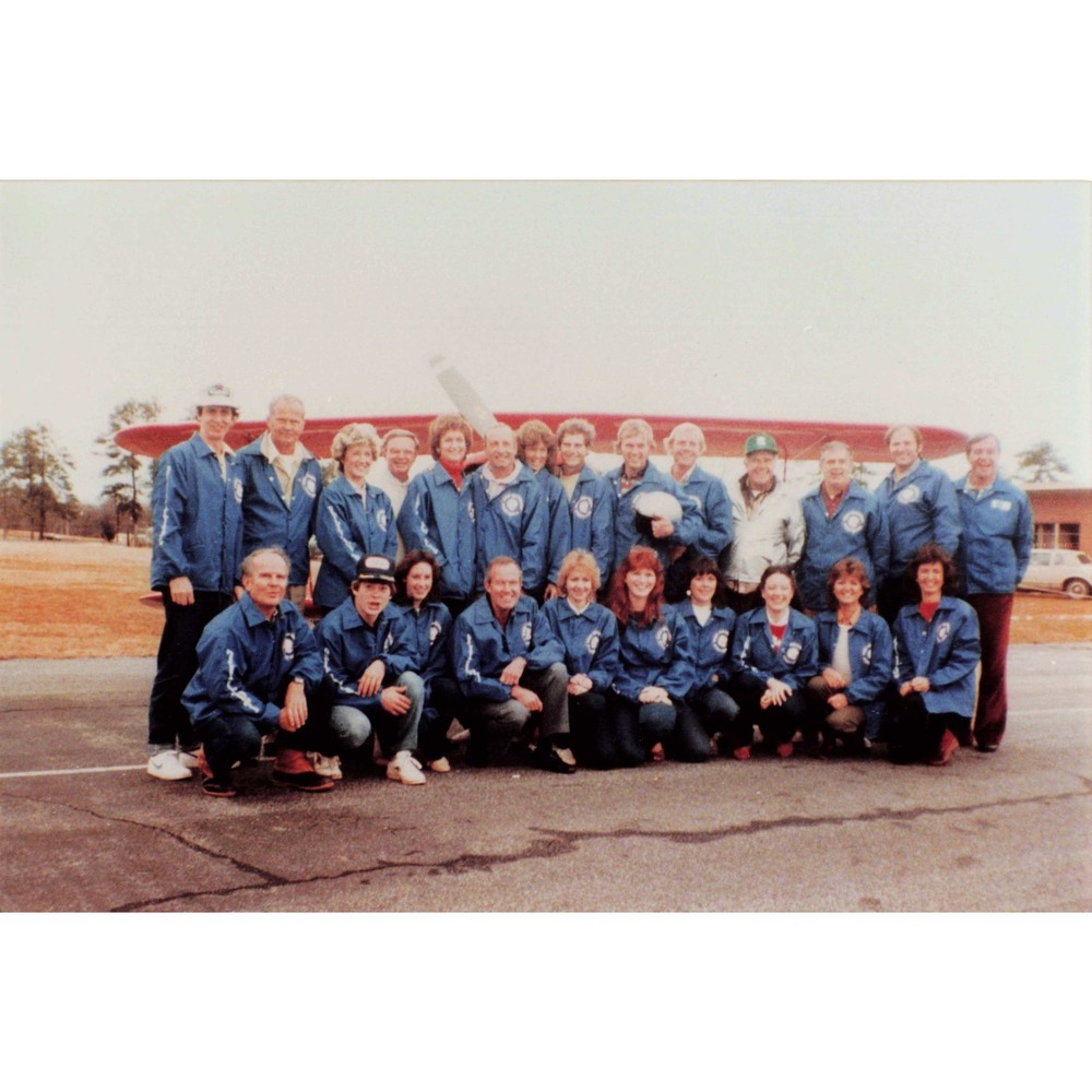 Vtg Color Photo Aviation Group Flight Crew Blue Jackets Airfield - Picture 1 of 2